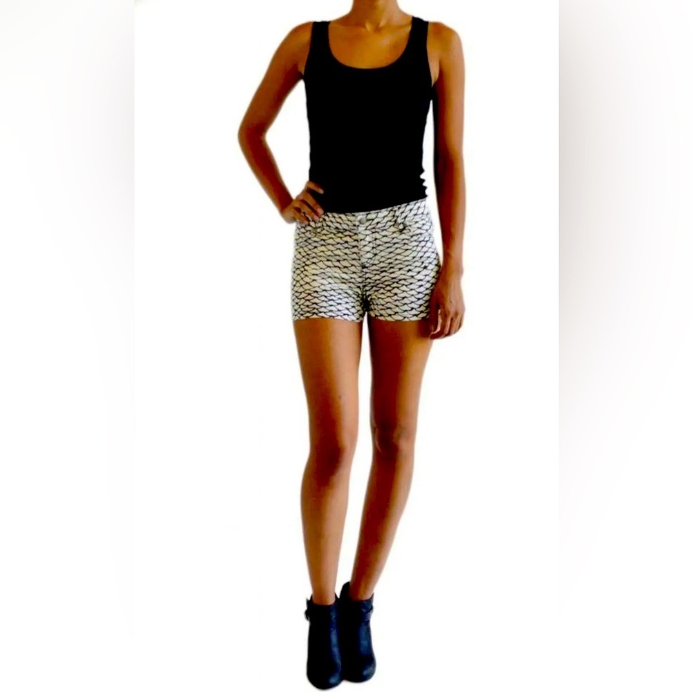 NEW BETSEY JOHNSON WOMEN'S FISHSCALE PATTERNED SHORTS MID-RISE MILK 'MSRP 78$